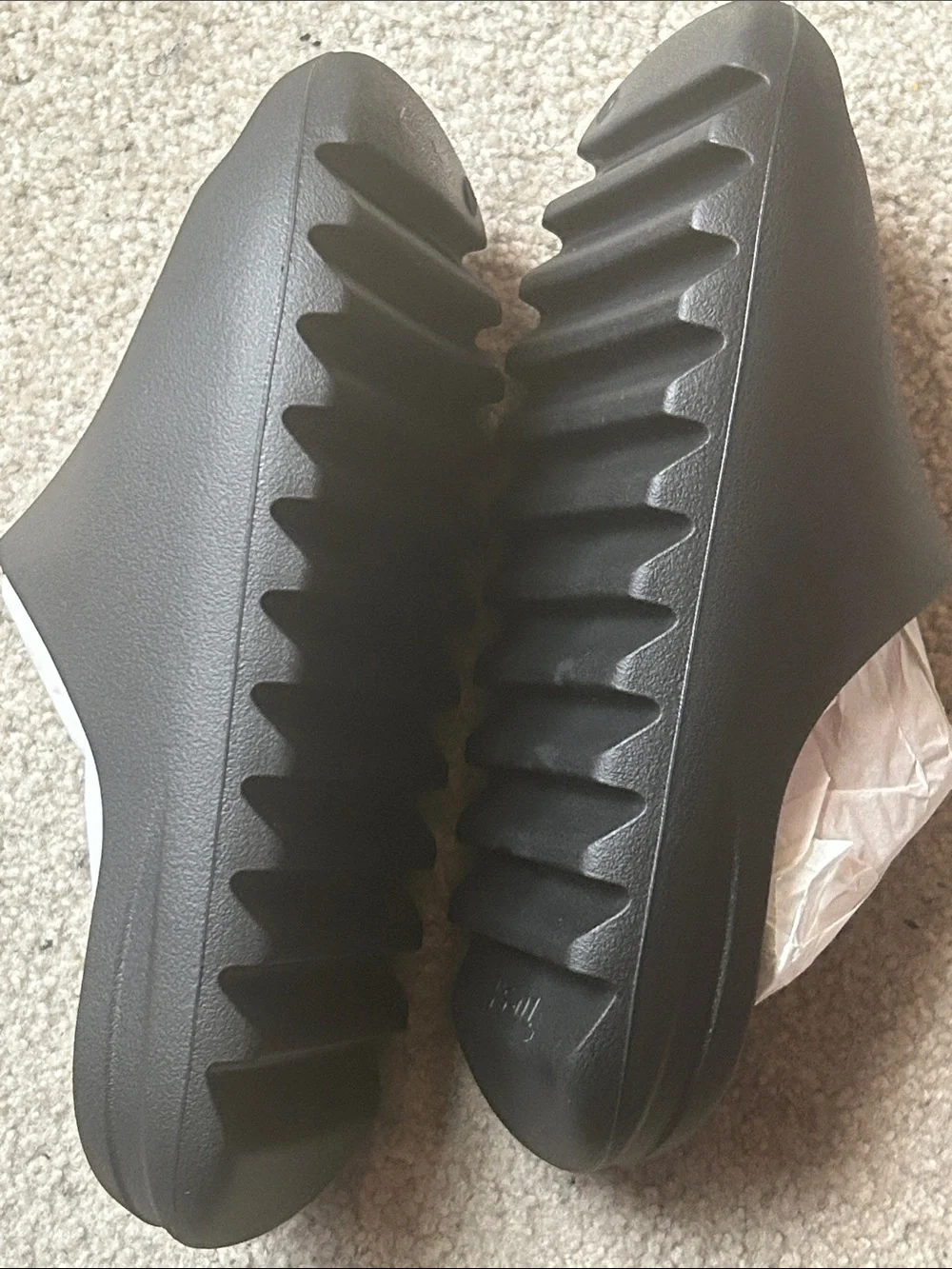 Yzy slide size 9, brand new never worn